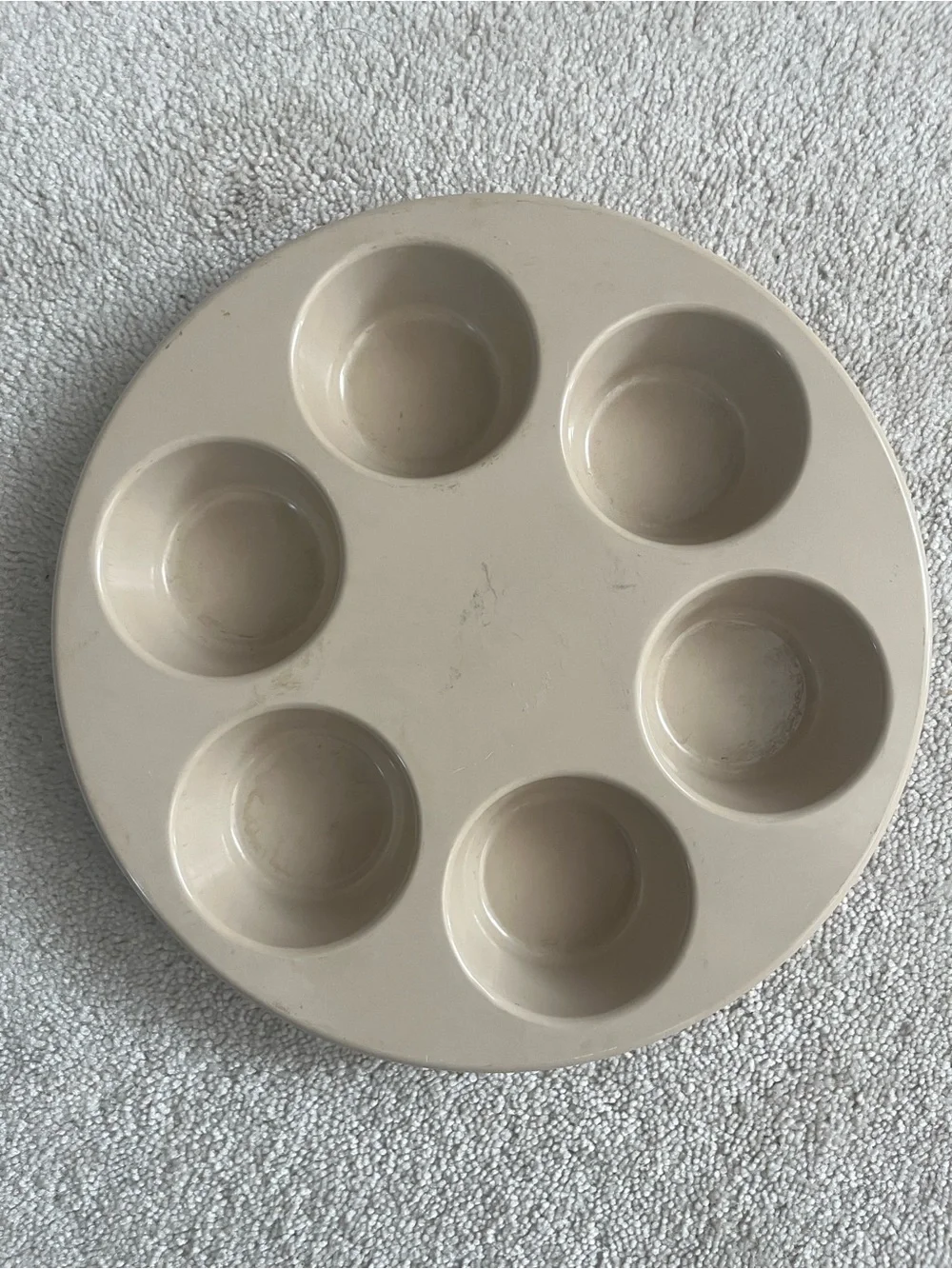 Beige Vintage Microwave 6-Cup Round Muffin Pan